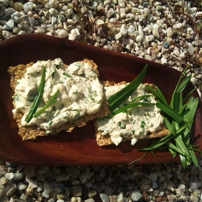 Wild garlic spread with flax seeds