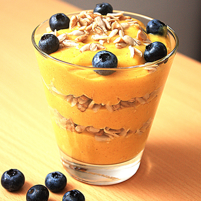 Verrine de crème de mangue et tournesol germé